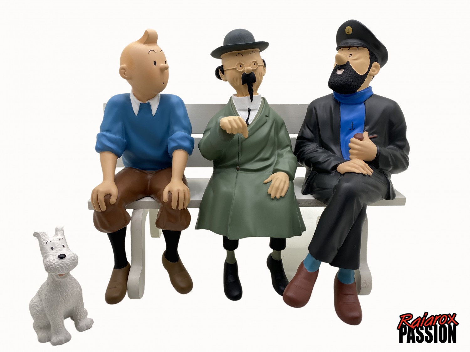 Tintin et Milou assis dans l'herbe - Espace Tintin Montpellier