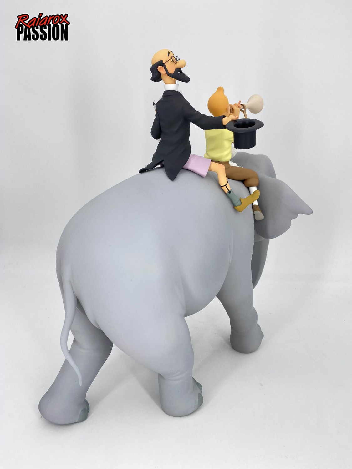Tintin et Philémon sur un éléphant - statuette résine 37 cm